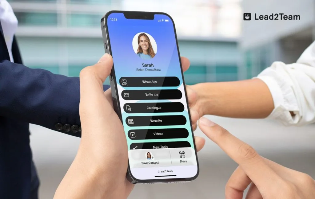 Situación de networking, tarjeta de visita digital y dos manos mostrando que hay un acuerdo