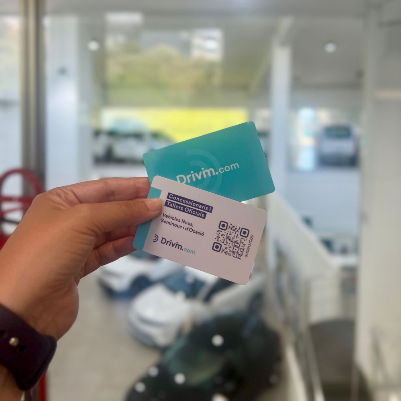 Cartão NFC de avaliações da Drivim sobre o balcão de um concessionário