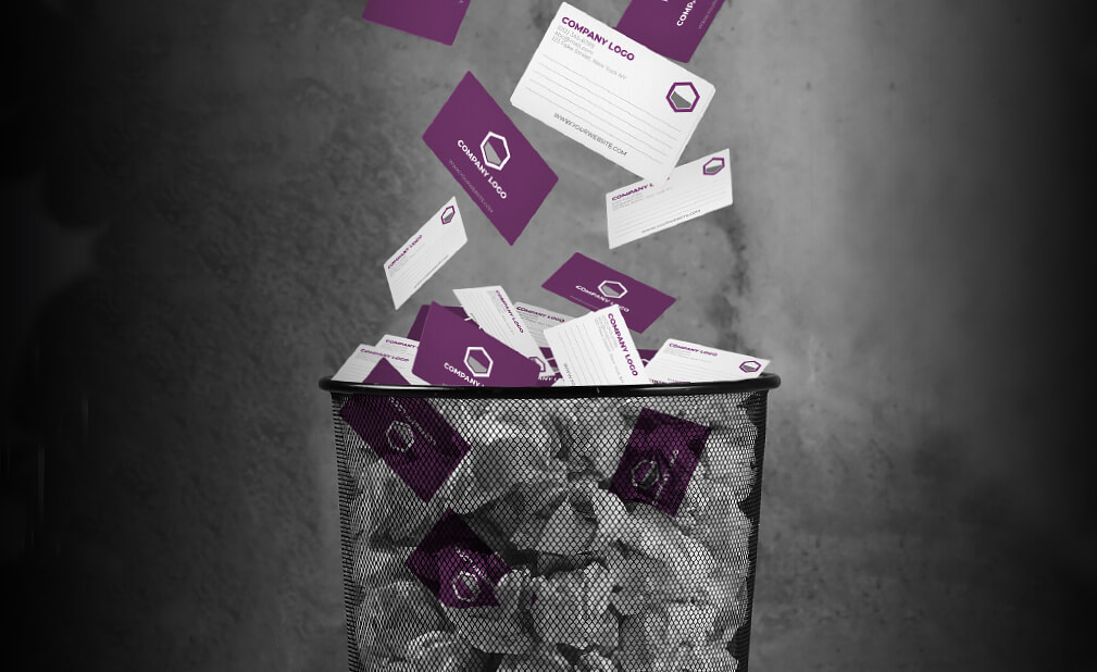 Tarjetas de papel en una papelera.