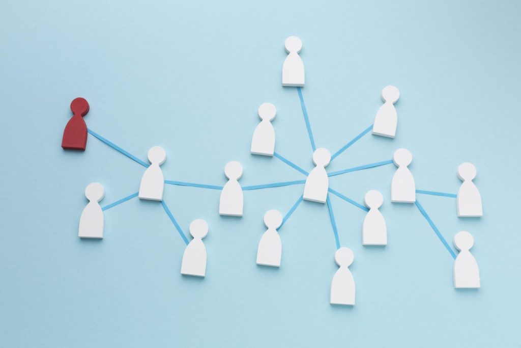 Networking. Desenho da silhueta de pessoas ligadas entre si.