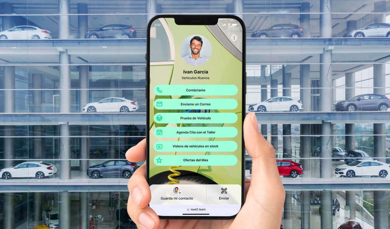 Mano sujetando un móvil que muestra un ejemplo de tarjeta de visita digital del sector de automoción.