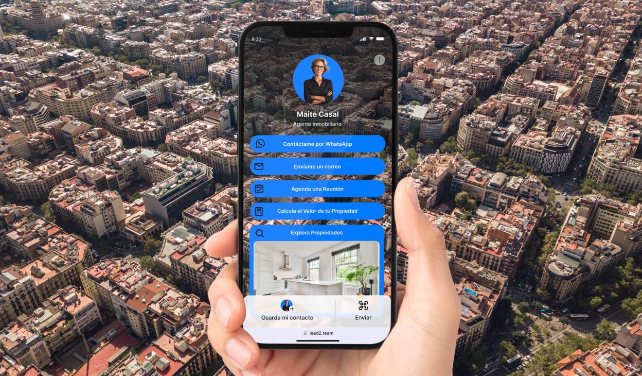 Mano sujetando un móvil que muestra un ejemplo de tarjeta de visita digital del sector inmobiliario.