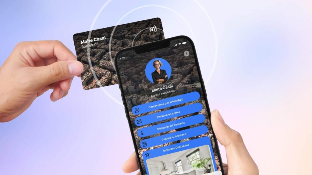 Dos manos, que sostiene un teléfono móvil y una tarjeta NFC simulado el intercambio de contacto de tarjeta digital a través de un NFC.